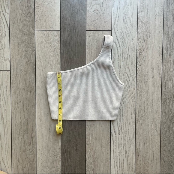 Babaton Cream Asymmetrical Crop Tank Top - Picture 4 of 4